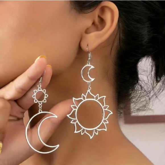 🆕 New Silver Sun Moon 🌞 🌙 Zara Design Drop Earrings - Picture 1 of 5